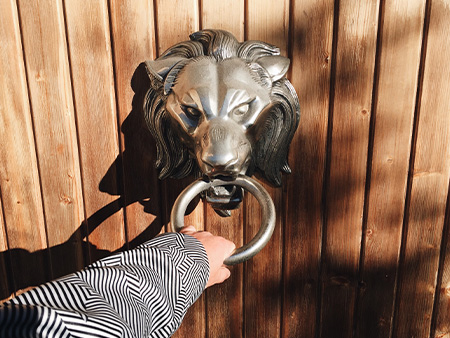 Door Knocking Etiquette 101: How to Introduce Yourself to an Owner Who’s Home is Scheduled for Auction